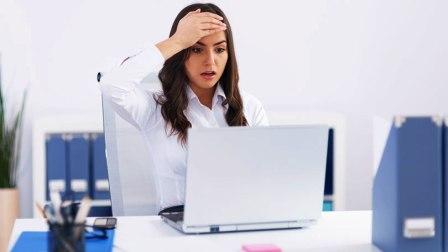 Перфекционизм провоцирует страх критики неидеально выполненной работы и мешает завершить дела вовремя